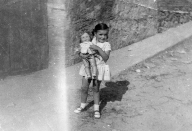 Nena amb una nina. 1964