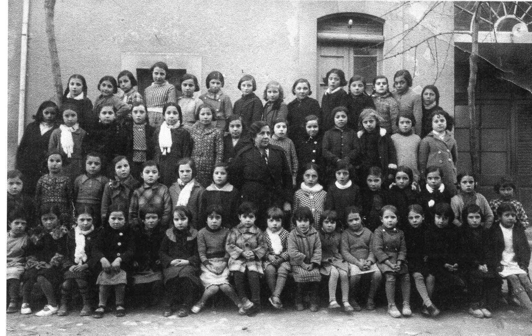 Nens escola davant de cal benetó-1935-37-ASSUMPCIÓ FONT (1)